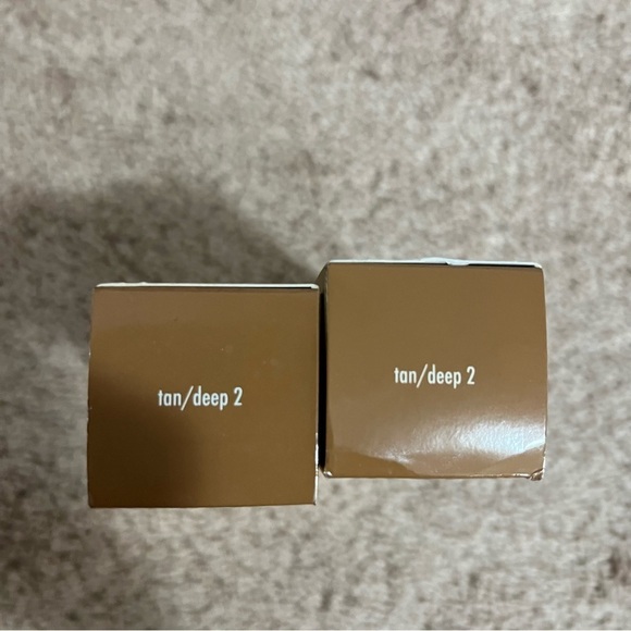 Stila Hide and Chic Fluid Foundation Tan Deep 2 - Picture 4 of 4